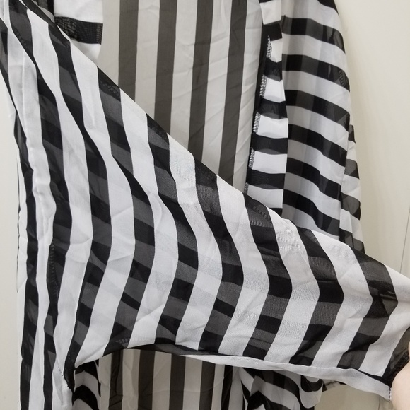 Black and White Cover Up - Picture 4 of 4